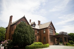 Photo of the Young Building which houses the Pell Center for International Relations and Public Policy.