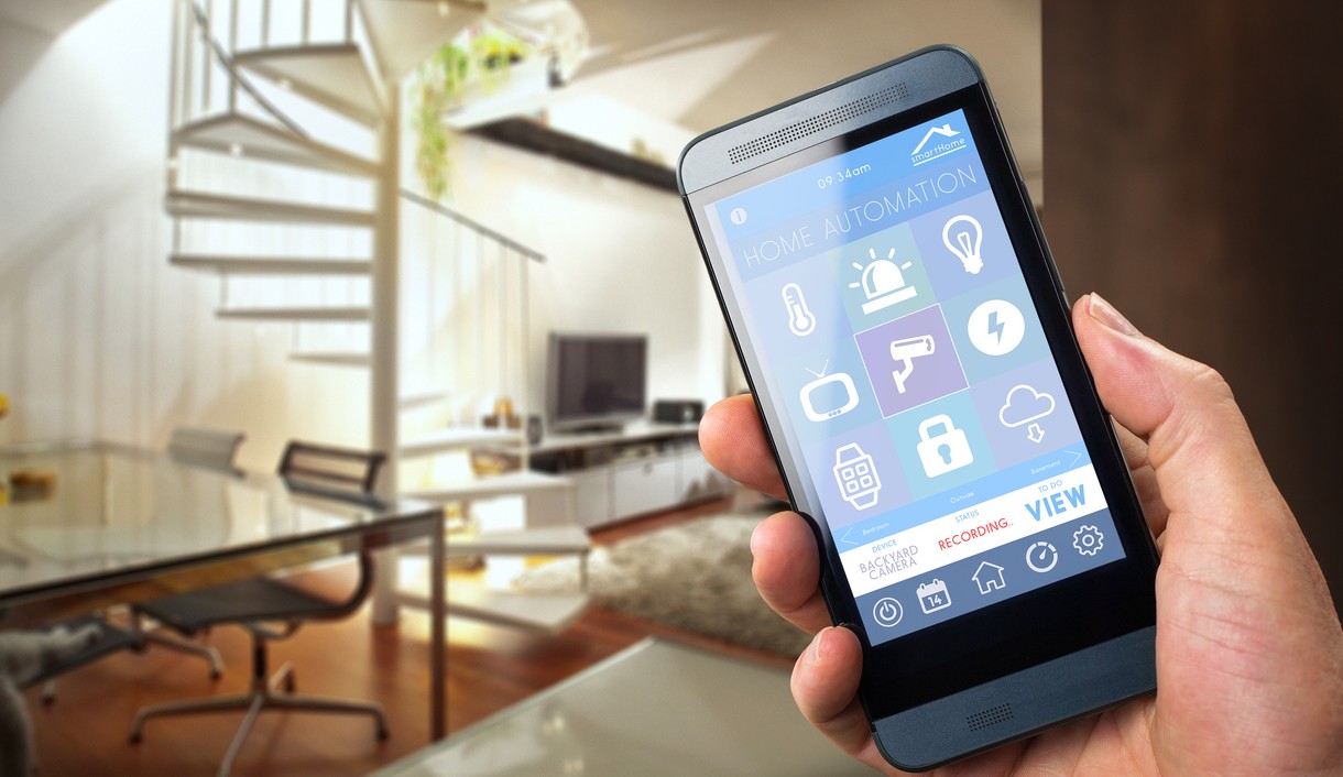 Man uses smartphone as home automation device